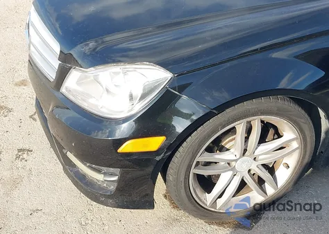 2013 Mercedes-Benz C 300 Sport 4Matic z USA, uszkodzony, nr VIN WDDGF8AB4DR285174